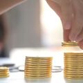 Ξεπερνούν τα 100 δισ. ευρώ οι νέες χρηματοδοτήσεις για επενδύσεις την περίοδο 2027-2034, με έμφαση στην πράσινη και ψηφιακή μετάβαση της χώρας.
