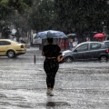 Γυναίκα με ομπρέλα εν μέσω καταιγίδας
