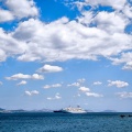 Σύννεφα πάνω από τη θάλασσα και ένα καράβι στον ορίζοντα
