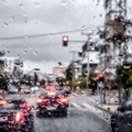 Βροχή μέσα από το παρμπρίζ αυτοκινήτου