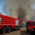 Ρέντη: Βελτιωμένη η εικόνα της φωτιάς που ξέσπασε σε οικόπεδο με σκουπίδια και λάστιχα