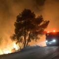 Ολονύχτια μάχη με τη φωτιά δίνουν οι πυροσβέστες