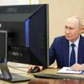 Ο Βλαντίμιρ Πούτιν ψηφίζει online τις βουλευτικές εκλογές της Ρωσίας