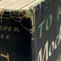 Πρώτη έκδοση του μυθιστορήματος της Χάρπερ Λι «Όταν σκοτώνουν τα κοτσύφια» εντοπίστηκε σε δωρεά προς το φιλανθρωπικό κατάστημα Oxfam στο Λονδίνο