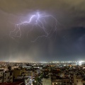 Αστραπή στον νυχτερινό ουρανό της Θεσσαλονίκης