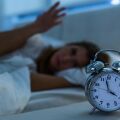 Γιατί δυσκολευόμαστε περισσότερο να ξυπνήσουμε το φθινόπωρο και τον χειμώνα