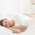 Η απλή συνήθεια μετά το βραδινό που μπορεί να σας βοηθήσει να κοιμηθείτε καλύτερα