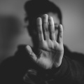 Γυναίκα προτάσσει το χέρι της για να αποφύγει επίθεση