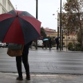 Γυναίκα με ομπρέλα στον δρόμο