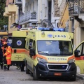 Ασθενοφόρο στο σημείο της κατάρρευσης του κτιρίου στην Πλάκα