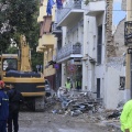Το σημείο όπου επιχειρούν σωστικά συνεργεία για τον εντοπισμό αγνοουμένων από την έκρηξη σε κτίριο της οδού Λυσικράτους στην Πλάκα