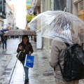 Πολίτες με ομπρέλες σε κεντρικό εμπορικό δρόμο