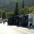 Το λεωφορείο στο οποίο επέβαιναν οι μαθητές μετά το τροχαίο δυστύχημα στο Πέταλο του Μαλιακού