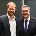 Ο Απόστολος Τζιτζικώστας με τον πρίγκιπα Χάρι