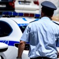 Αστυνομικός κατευθύνεται σε περιπολικό