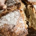 Ένα καρβέλι ψωμί προζυμένιας σίκαλης 60 δολαρίων στη Νέα Υόρκη προκαλεί σάλο στα social media, κινούμενο μεταξύ υψηλής αρτοποιίας και πολυτελούς μάρκετινγκ.