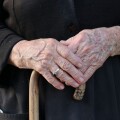 Ηλικιωμένη με σταυρωμένα τα χέρια