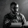 Άρης Δεληγιαννίδης: Ο τρόμος είναι ο ψηφιακός αέρας που αναπνέεις από τη στιγμή που ξυπνάς