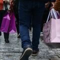Πόσα ξοδεύουν οι Έλληνες για ρούχα και παπούτσια