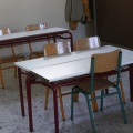 Θρανία σε σχολική αίθουσα