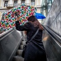 Γυναίκα με ομπρέλα βγαίνει από το μετρό