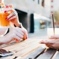 Το 33,7% των Ελλήνων άνω των 18 ετών δεν κατανάλωσε αλκοόλ ή δεν ήπιε καθόλου το 2025, σύμφωνα με στοιχεία της Eurostat που δημοσίευσε ο ΣΕΑΟΠ.
