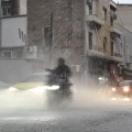 Καταιγίδα και άτομο σε μηχανάκι εν μέσω αυτής