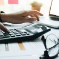 Έως και κατά 50% μειώνονται τα πρόστιμα της Εφορίας για όσους αποδέχονται τα αποτελέσματα ελέγχου, ανάλογα με το στάδιο της υπόθεσης.