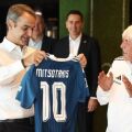 Ο Κυριάκος Μητσοτάκης επισκέφθηκε την Εθνική Ελλάδας, συγχαίροντας παίκτες και Ιβάν Γιοβάνοβιτς ενόψει του αγώνα με τη Γερμανία.