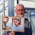 Ο παππούς του Τάσου Κουτσόπουλου με τη φωτογραφία του παιδιού στα χέρια στη δίκη για τα Τέμπη