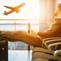 Επιβάτης περιμένει την πτήση του στο αεροδρόμιο