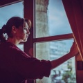 Πρεμιέρα στο Δημοτικό Θέατρο Πειραιά κάνει η παράσταση «Χρόνος από δεύτερο χέρι» σε σκηνοθεσία Βίλιας Χατζοπούλου με τη συμμετοχή της Αφροδίτης Αλ Σάλεχ.