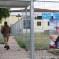 Πανό με τη φωτογραφία θύματος του σιδηροδρομικού δυστυχήματος στο κτίριο όπου εκδικάζεται η δίκη για τα Τέμπη