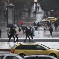 Πολίτες εν μέσω καταιγίδας στην Αθήνα