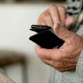 Συνταξιούχος με το κινητό τηλέφωνο στο χέρι