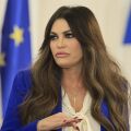 Axios: Οι τρεις λόγοι για τους οποίους ο Τραμπ αποφάσισε την απομάκρυνση της Κίμπερλι Γκίλφοϊλ 