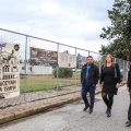 Ο Πάνος Ρούτσι και η συνήγορός του, Ζωή Κωνσταντοπούλου, προσέρχονται στη δίκη για τα Τέμπη στη Λάρισα