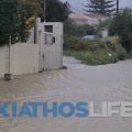 Ζημιές στη Σκιάθο από την κακοκαιρία: Παρασύρθηκαν οχήματα, έπεσαν δέντρα - Κλειστά τα σχολεία
