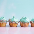 Cupcake στη σειρά ακουμπησμένα σε τραπέζι