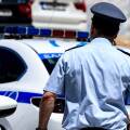 Αστυνομικός κατευθύνεται στο περιπολικό
