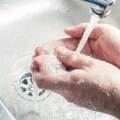 Πλύσιμο χεριών με σαπούνι στον νιπτήρα