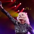 Οι Blondie επιστρέφουν με το άλμπουμ «High Noon», την πρώτη τους δισκογραφική δουλειά μετά από 9 χρόνια, με τη συμμετοχή σπουδαίων καλεσμένων.