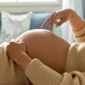 Έγκυος βάζει το χέρι της στην κοιλίτσα της σαν να περπατούν τα δάχτυλά της