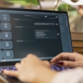 Άτομο γράφει σε chatbot AI σε λάπτοπ