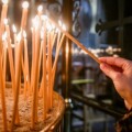 Αναμμένα κεριά σε εκκλησία