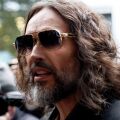 Φίλες και γονείς γυναίκας κατέθεσαν στη δίκη του Ράσελ Μπραντ για καταγγελλόμενο βιασμό το 2009 - Ο ίδιος αρνείται και τις επτά κατηγορίες.