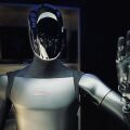 Η Tesla του Έλον Μασκ ξεκίνησε την παραγωγή του ανθρωποειδούς ρομπότ Optimus, στοχεύοντας σε παραδόσεις σε πελάτες έως το τέλος του 2027.