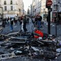 Σε επιφυλακή 70.000 μέλη των δυνάμεων ασφαλείας στη Γαλλία λόγω φόβων για έκτροπα στις διαδηλώσεις - Αναβλήθηκε το ταξίδι Μακρόν.