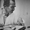 Podcast Βιογραφίες | Νίκος Καζαντζάκης: Η πολυτάραχη ζωή του, οι ιδέες που τον καθόρισαν, οι συγκρούσεις με την Εκκλησία και η διαρκής αναζήτηση της ελευθερίας.