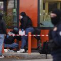Ο Εμανουέλ Μακρόν χαρακτήρισε «ρατσιστική τρομοκρατική επίθεση» τους πυροβολισμούς κοντά στο Παρίσι που προκάλεσαν έναν θάνατο και πέντε τραυματισμούς.